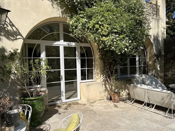 Porte-fenêtre cintrée blanche ouvrant sur une terrasse provençale — réalisation patrimoine