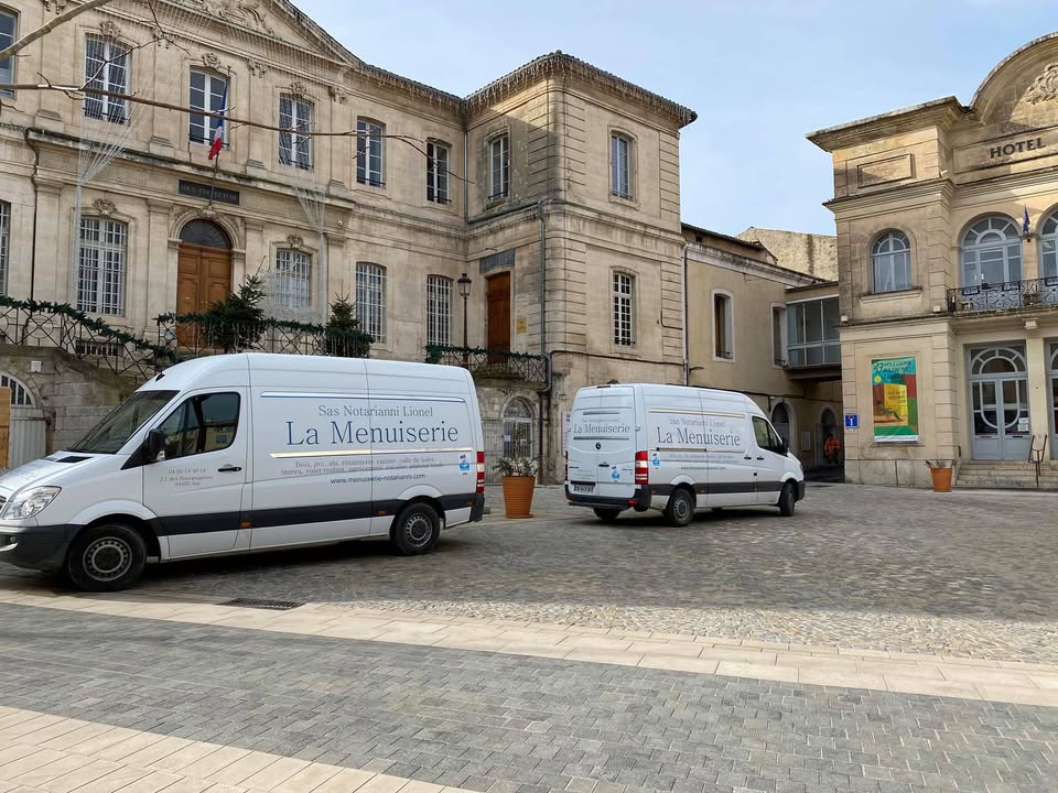 Les camionnettes de La Menuiserie Notarianni sur une place d’Apt