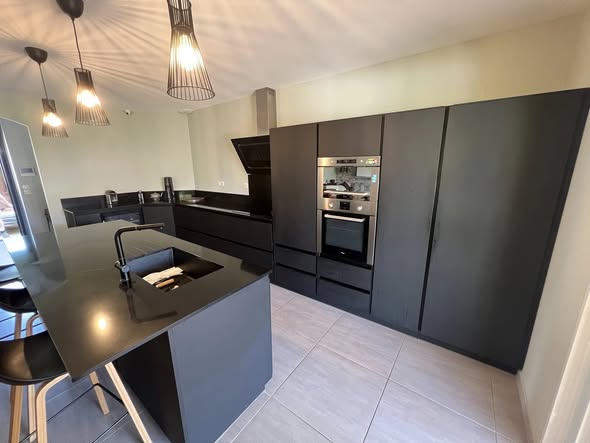 Cuisine anthracite — réalisation La Menuiserie Notarianni
