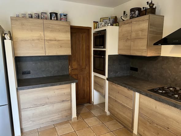 Cuisine chêne & béton — réalisation La Menuiserie Notarianni